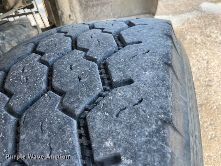 image for item JQ9672 1999 International 5000  ready mix truck