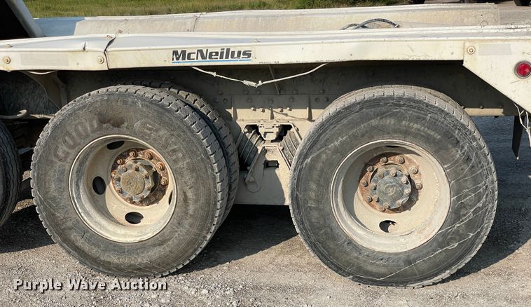 image for item JQ9672 1999 International 5000  ready mix truck