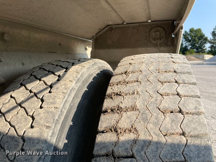 image for item JQ9672 1999 International 5000  ready mix truck