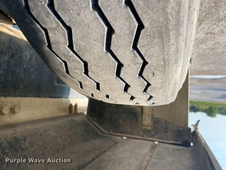 image for item JQ9672 1999 International 5000  ready mix truck