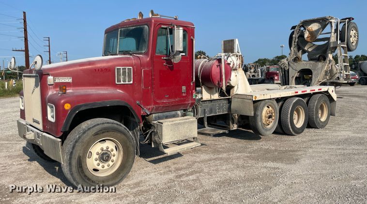 image for item JQ9673 2000 International 5000  ready mix truck
