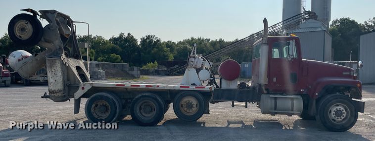 image for item JQ9673 2000 International 5000  ready mix truck