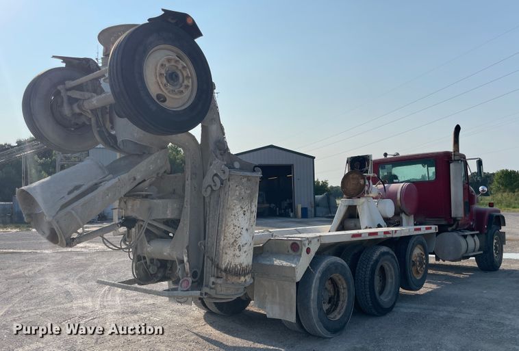 image for item JQ9673 2000 International 5000  ready mix truck