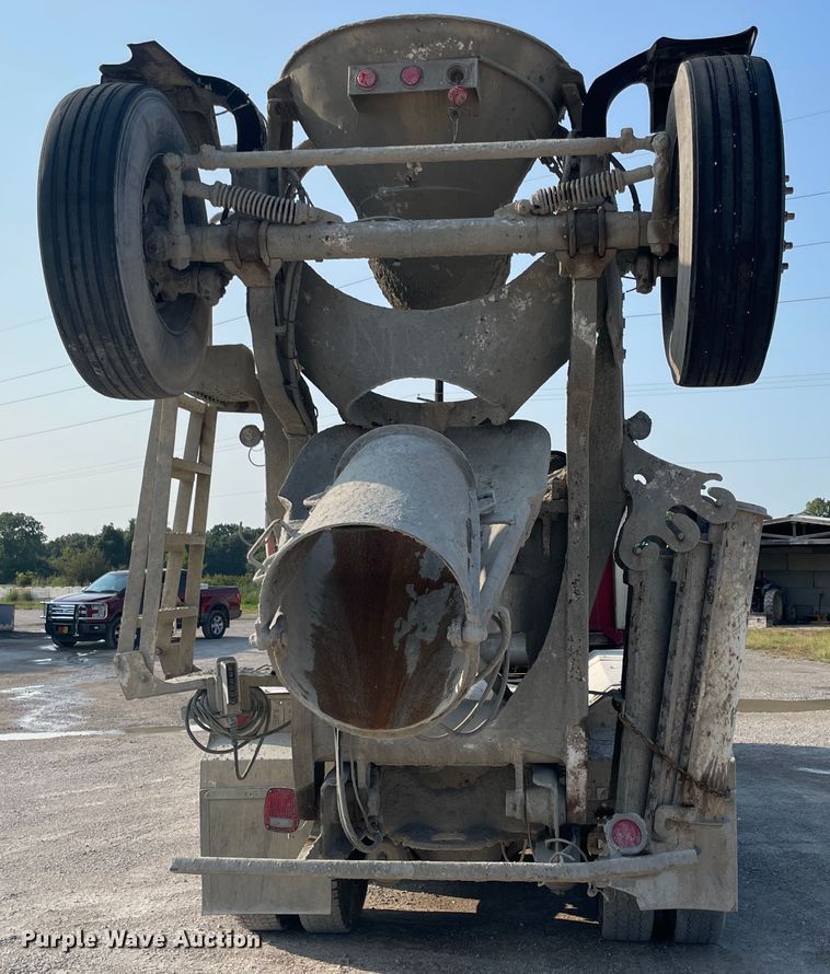 image for item JQ9673 2000 International 5000  ready mix truck