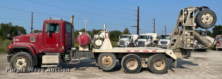 image for item JQ9673 2000 International 5000  ready mix truck