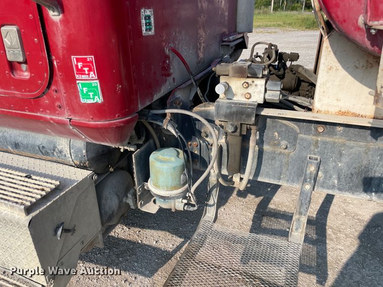 image for item JQ9673 2000 International 5000  ready mix truck