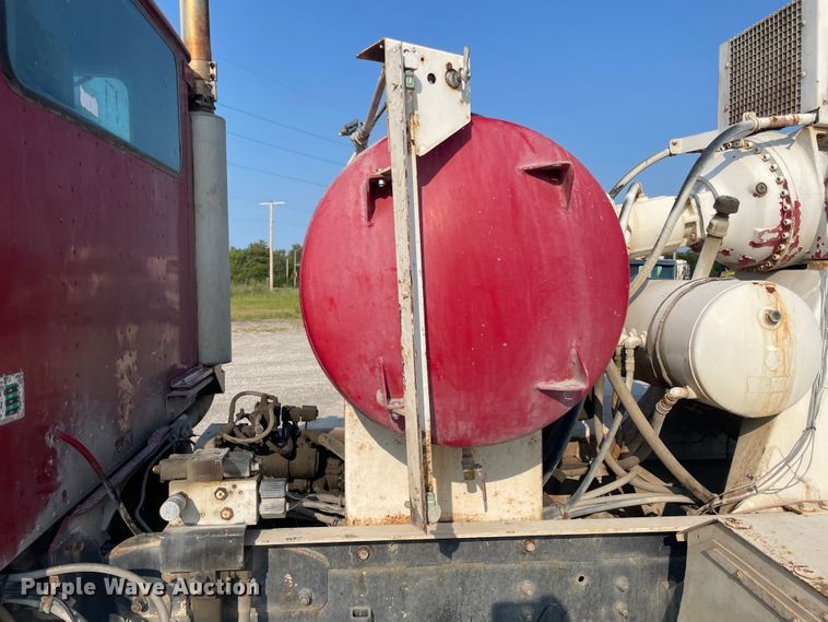 image for item JQ9673 2000 International 5000  ready mix truck