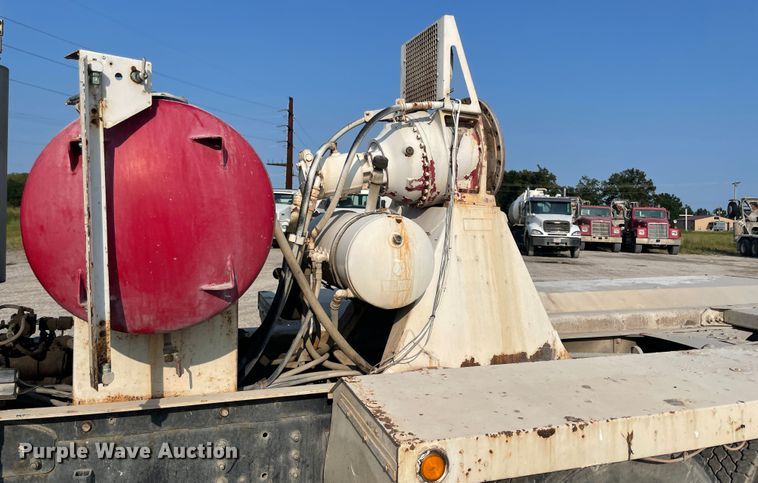 image for item JQ9673 2000 International 5000  ready mix truck