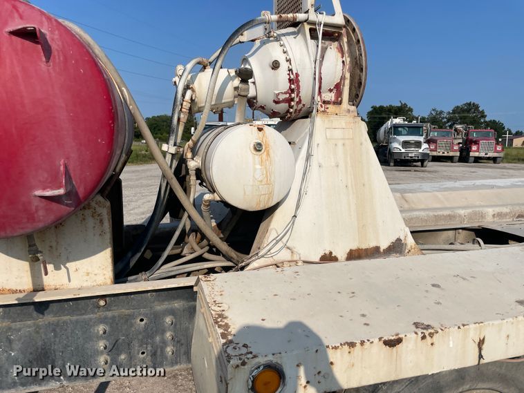 image for item JQ9673 2000 International 5000  ready mix truck