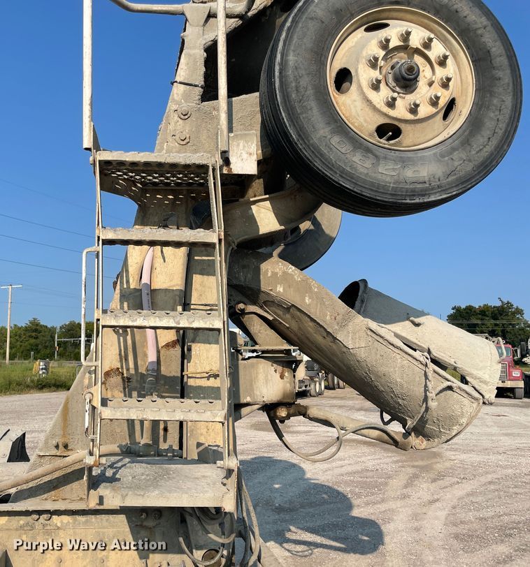 image for item JQ9673 2000 International 5000  ready mix truck