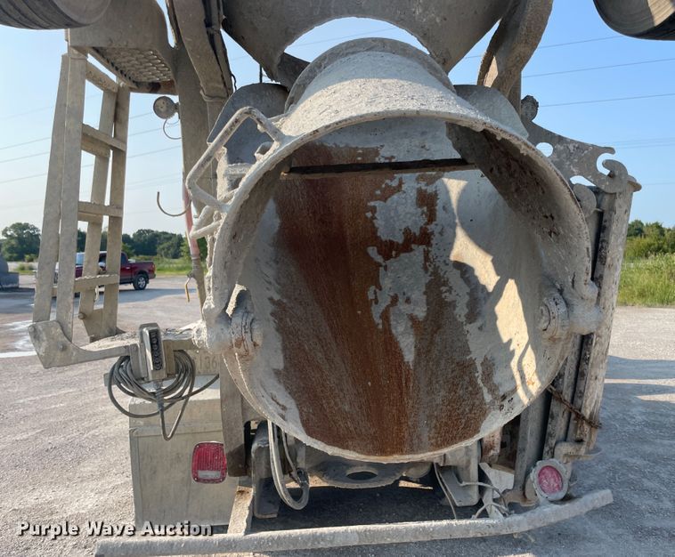 image for item JQ9673 2000 International 5000  ready mix truck