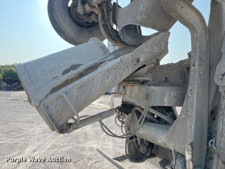 image for item JQ9673 2000 International 5000  ready mix truck