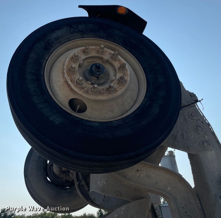 image for item JQ9673 2000 International 5000  ready mix truck