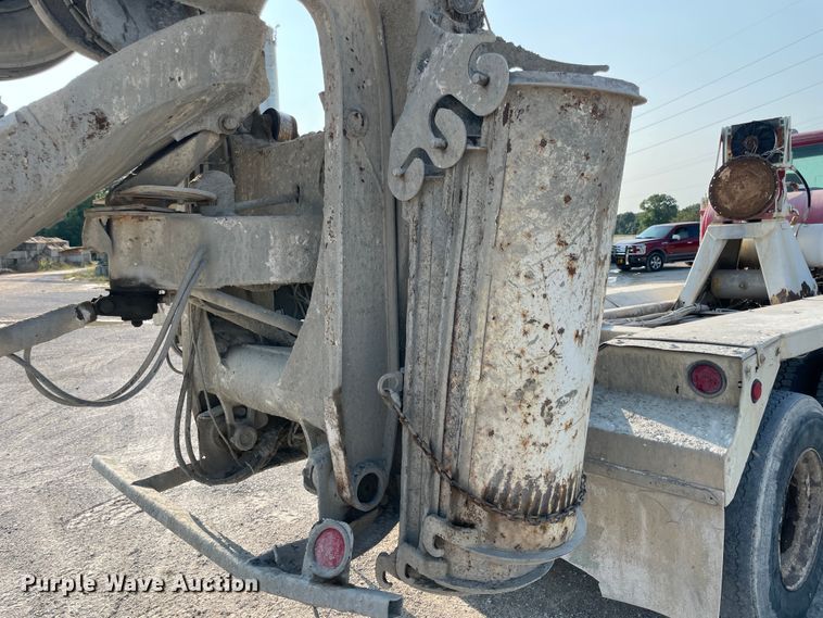 image for item JQ9673 2000 International 5000  ready mix truck