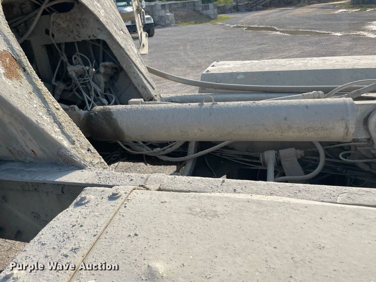 image for item JQ9673 2000 International 5000  ready mix truck