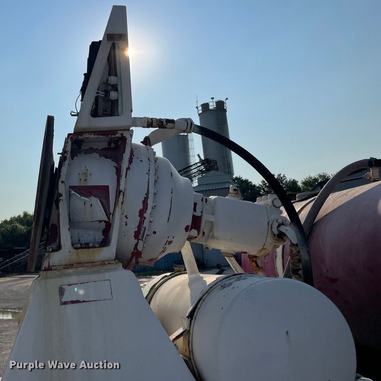 image for item JQ9673 2000 International 5000  ready mix truck