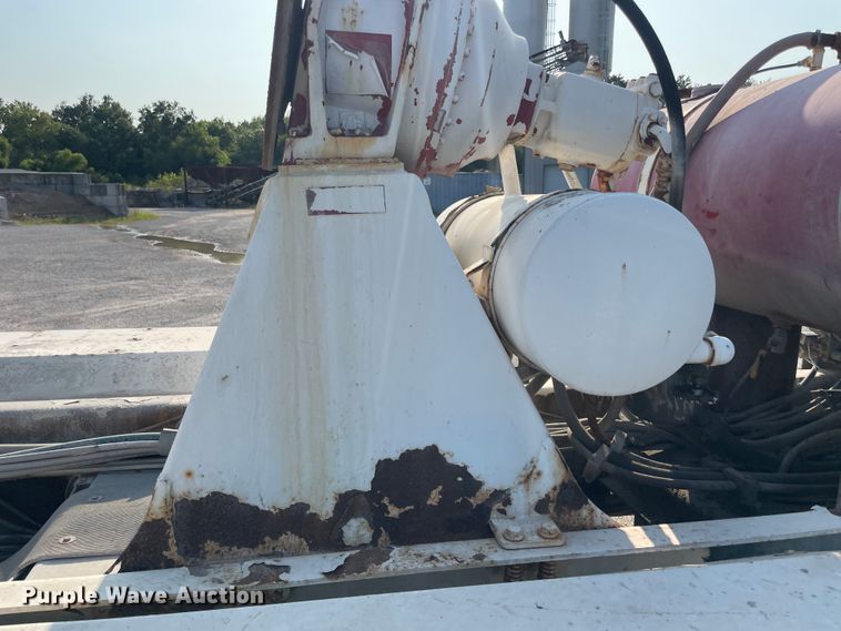 image for item JQ9673 2000 International 5000  ready mix truck