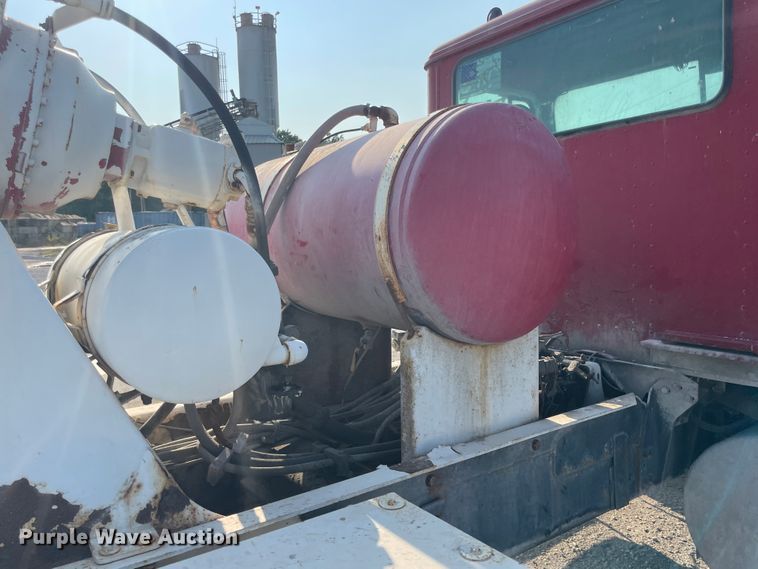 image for item JQ9673 2000 International 5000  ready mix truck