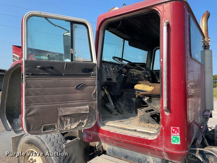 image for item JQ9673 2000 International 5000  ready mix truck