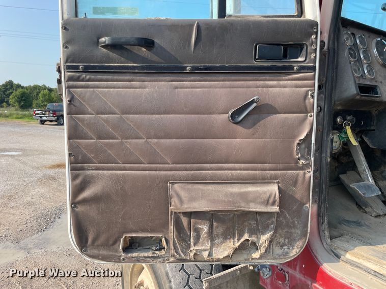 image for item JQ9673 2000 International 5000  ready mix truck