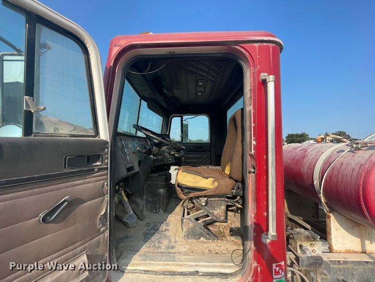 image for item JQ9673 2000 International 5000  ready mix truck