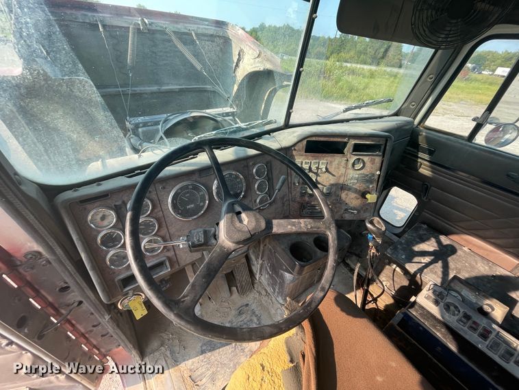 image for item JQ9673 2000 International 5000  ready mix truck