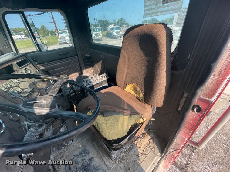 image for item JQ9673 2000 International 5000  ready mix truck