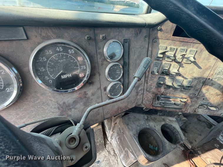 image for item JQ9673 2000 International 5000  ready mix truck