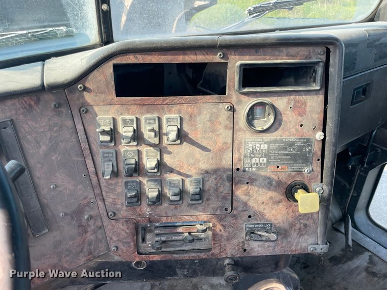 image for item JQ9673 2000 International 5000  ready mix truck