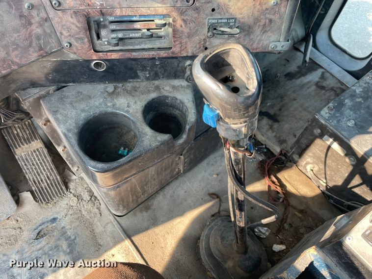 image for item JQ9673 2000 International 5000  ready mix truck