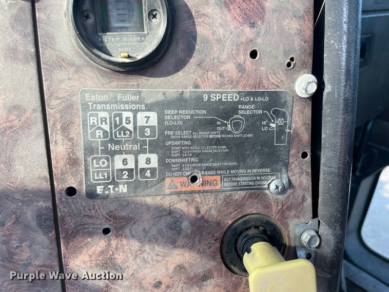 image for item JQ9673 2000 International 5000  ready mix truck