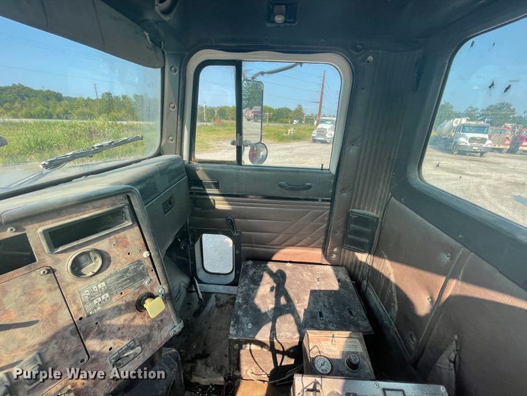 image for item JQ9673 2000 International 5000  ready mix truck