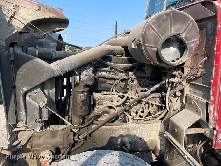 image for item JQ9673 2000 International 5000  ready mix truck