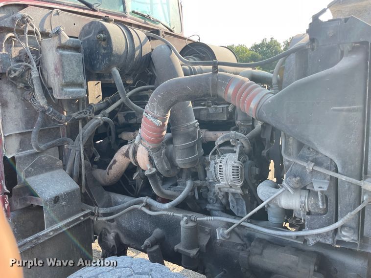 image for item JQ9673 2000 International 5000  ready mix truck