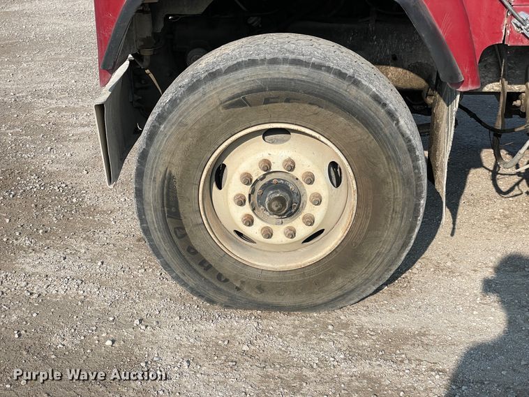 image for item JQ9673 2000 International 5000  ready mix truck