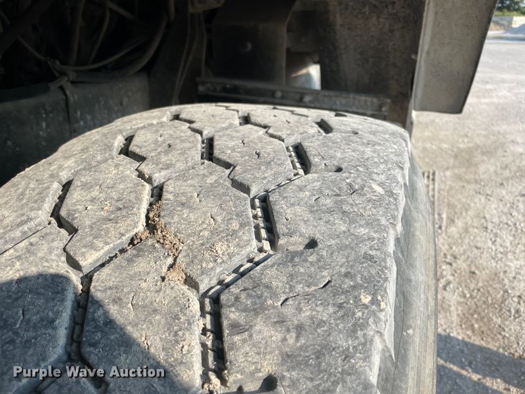 image for item JQ9673 2000 International 5000  ready mix truck