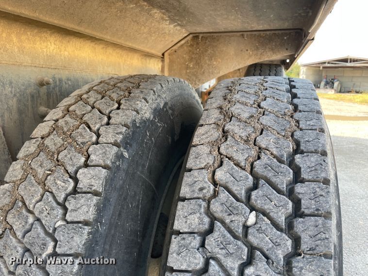 image for item JQ9673 2000 International 5000  ready mix truck