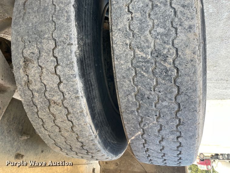 image for item JQ9673 2000 International 5000  ready mix truck