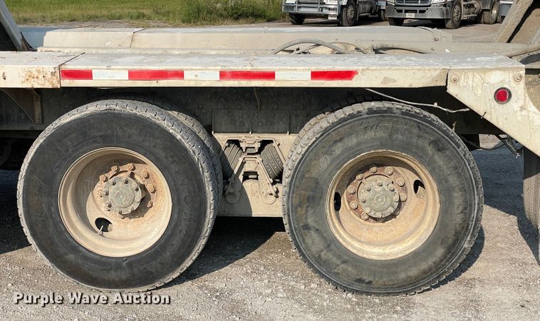 image for item JQ9673 2000 International 5000  ready mix truck