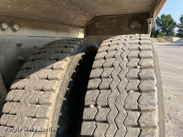 image for item JQ9673 2000 International 5000  ready mix truck