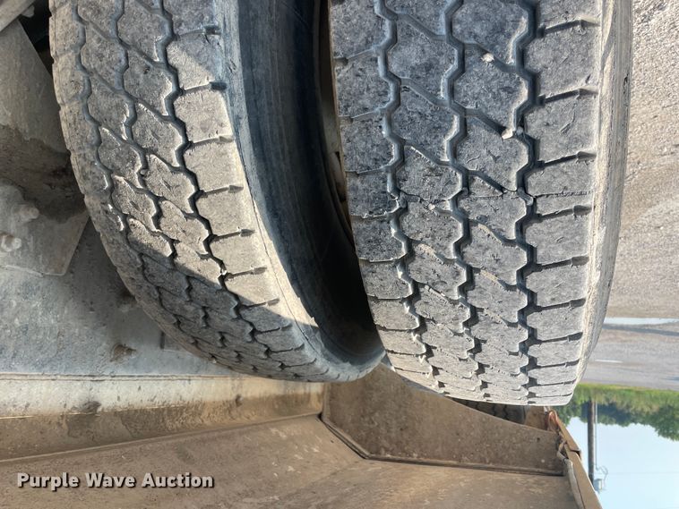 image for item JQ9673 2000 International 5000  ready mix truck