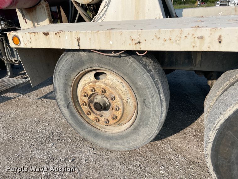 image for item JQ9673 2000 International 5000  ready mix truck