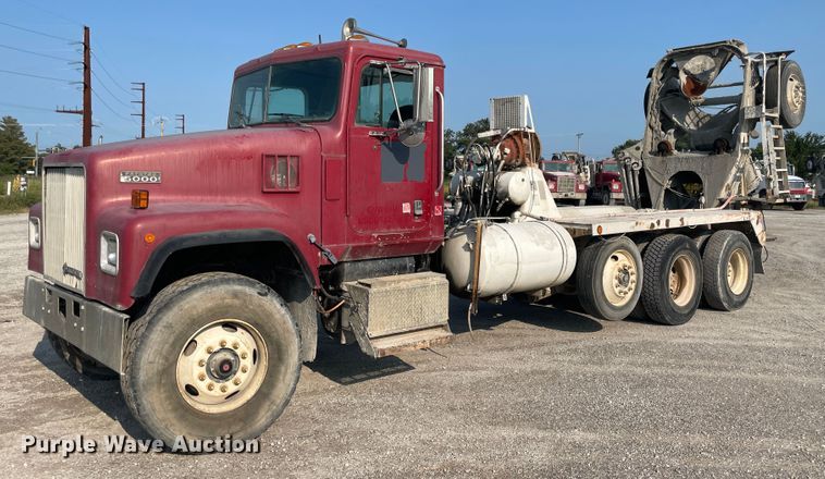 image for item JQ9674 1998 International 5000  ready mix truck