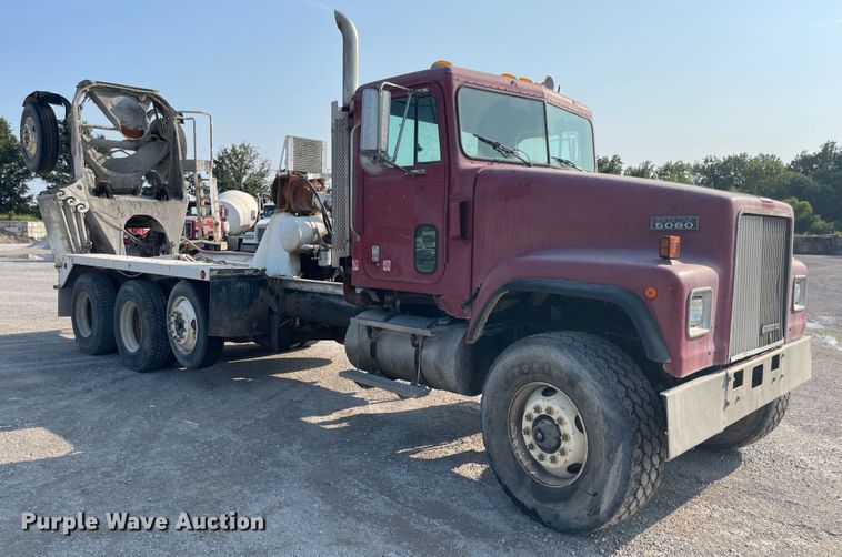 image for item JQ9674 1998 International 5000  ready mix truck