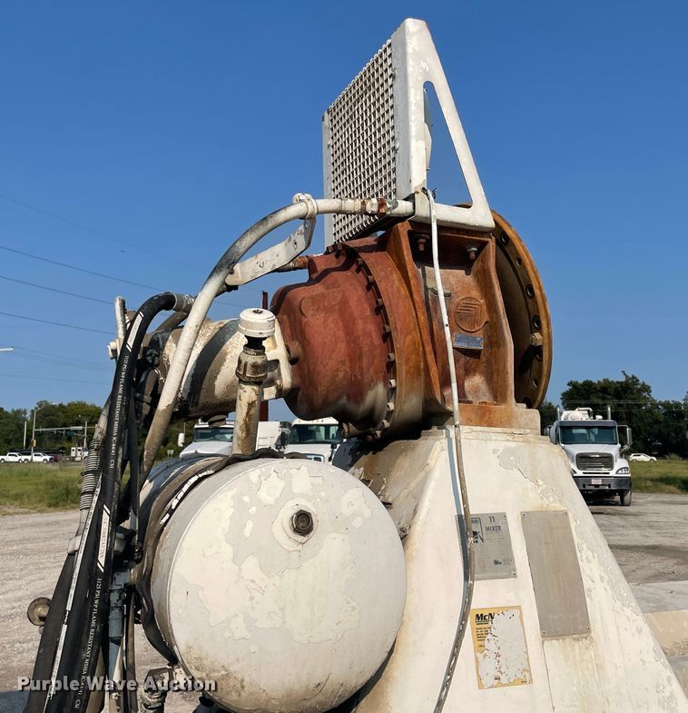 image for item JQ9674 1998 International 5000  ready mix truck