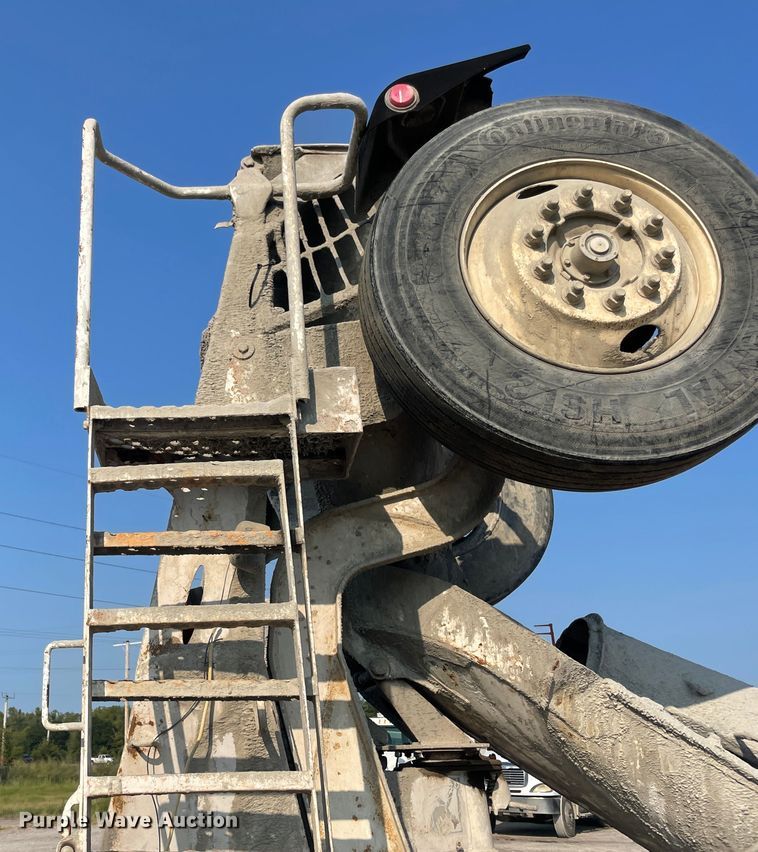 image for item JQ9674 1998 International 5000  ready mix truck