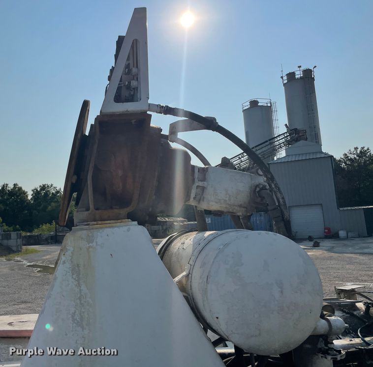 image for item JQ9674 1998 International 5000  ready mix truck