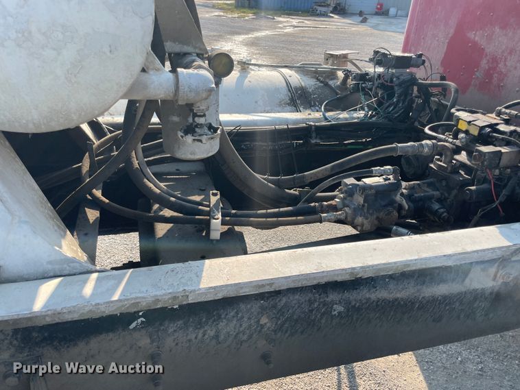 image for item JQ9674 1998 International 5000  ready mix truck