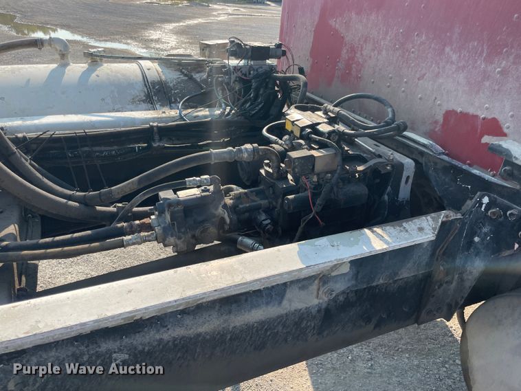 image for item JQ9674 1998 International 5000  ready mix truck