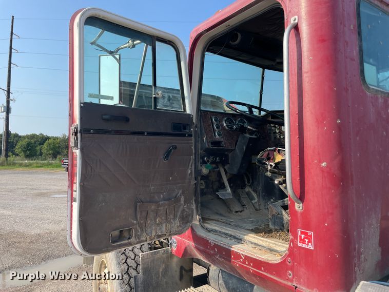 image for item JQ9674 1998 International 5000  ready mix truck